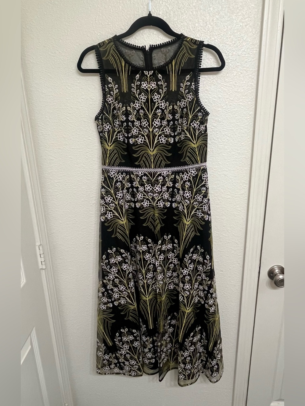 ML Monique Lhuillier Size 6 Black Embroidered Floral Mesh Midi Dress